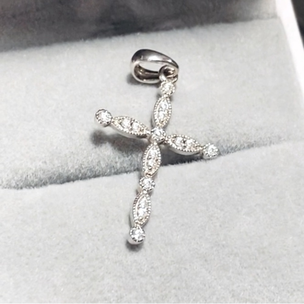 925 Sterling silver cubic zirconia cross pendant